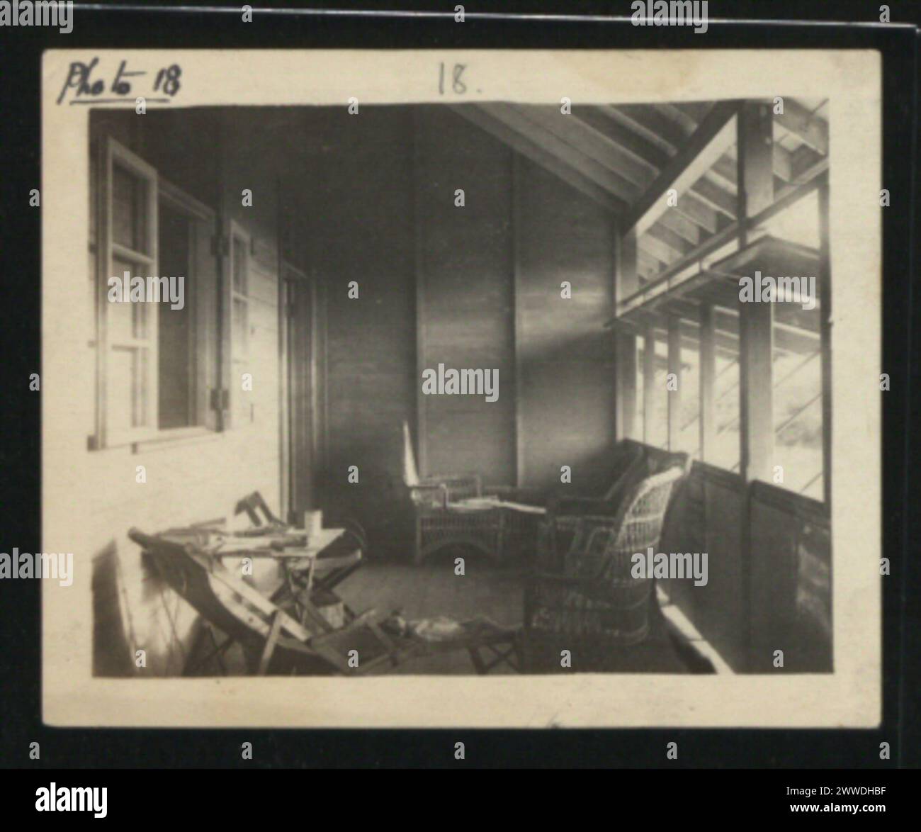 Veranda von Bungalow 29 in Afrika, fotografiert um 14:30 Uhr, Sonnenlicht auf der anderen Seite der ersten Ansicht. Stockfoto