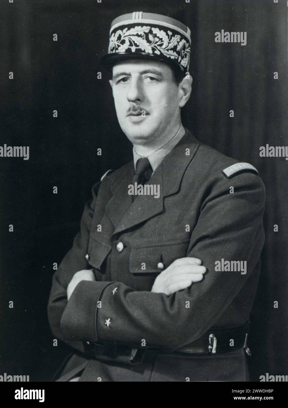 General de Gaulle Beschreibung: Unterzeichnetes Foto von General Charles de Gaulle, dem späteren Präsidenten der Französischen Republik, extrahiert aus einer Akte über den tschechischen Angriff auf Dünkirchen. Datum: 1945 französisch, Uniform, General, Hüte, Charlesdegaulle, Crossedarms, Degaulle, Kriegsbüro Stockfoto