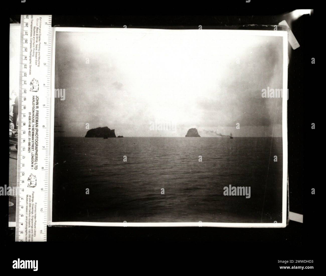 1884 wurde über der Südküste Neuguineas ein britisches Protektorat ausgerufen, das als Papua bekannt ist. Dies folgte der Aufbau eines Protektorats über dem nordöstlichen Teil der Insel. Papua blieb bis 1888 unter britischer Kontrolle, als es von Großbritannien annektiert wurde. 1902 übernahm das Commonwealth of Australia die Herrschaft über das Territorium, das 1906 als Territorium Papua bekannt wurde. Stockfoto