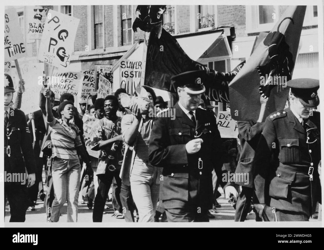 1970 fand eine Black Power Demonstration und ein marsch auf der Lancaster Road in West London statt. Polizeiberichte bemerkten Gesänge, polizeifeindliche Parolen und die Darstellung eines Schweineköpfels in der Menge. Die Fotografien haben die Atmosphäre aus verschiedenen Perspektiven aufgenommen. Stockfoto