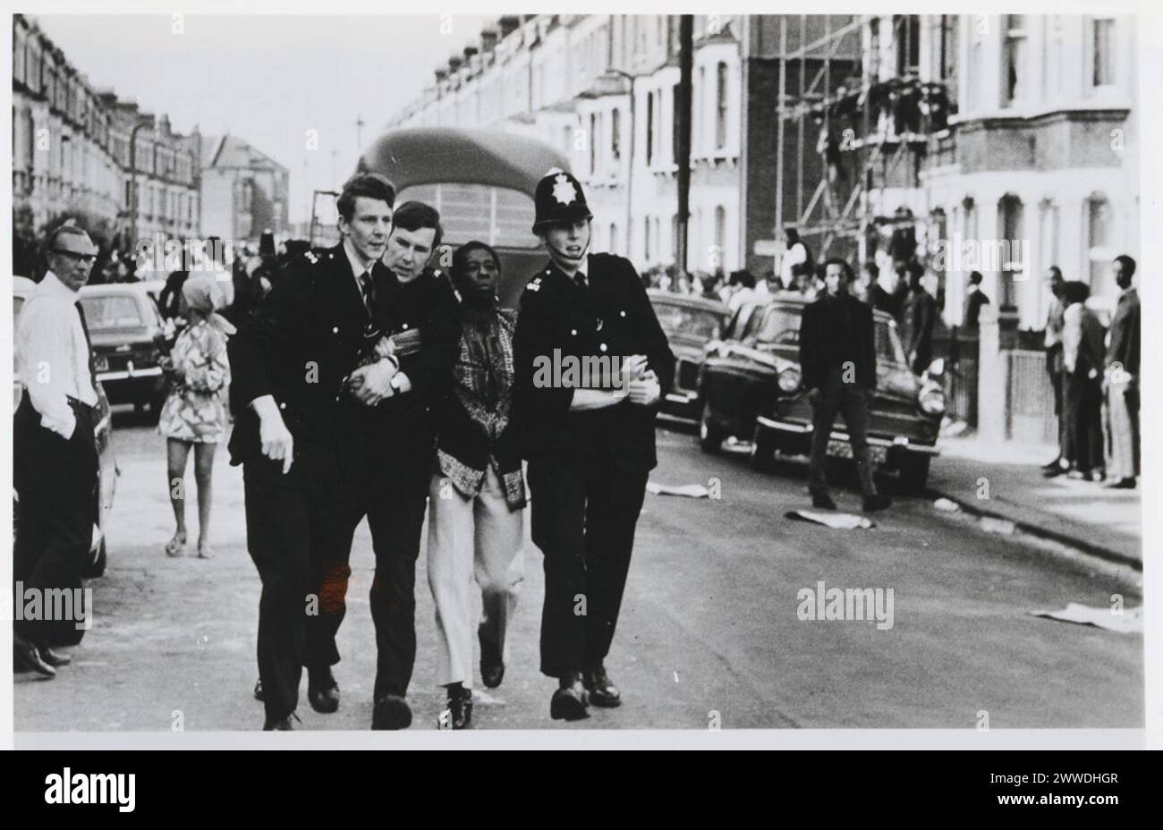 Fotos und Zeugenaussagen vom West London Black Power march 1970, einschließlich Perspektiven von Polizei und Umstehenden, die Angst und das Verhalten der Menschenmenge beschreiben. Stockfoto