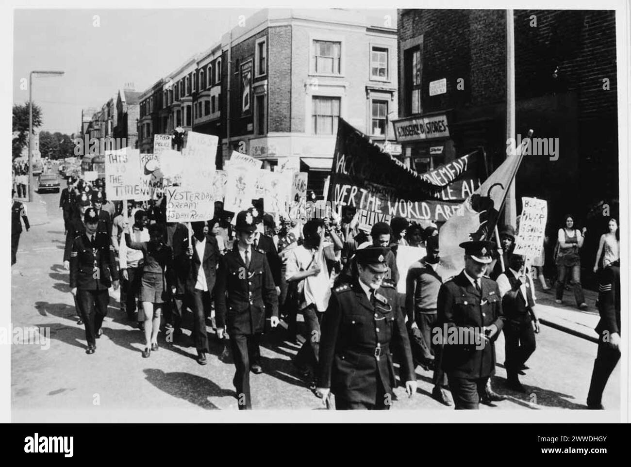 Foto des Black Power marsches 1970 auf der Lancaster Road, Notting Hill, mit 150 Demonstranten, begleitet von 200 Polizisten während der Veranstaltung. Stockfoto