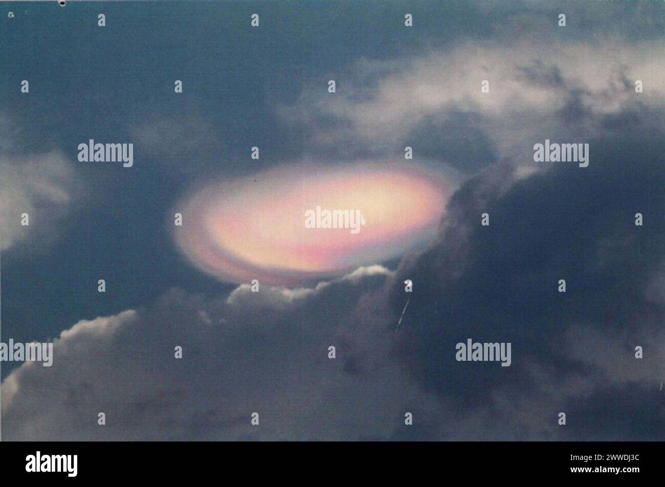 Nahaufnahme des Lichts am Himmel, Sri Lanka Beschreibung: Foto eines ungewöhnlichen atmosphärischen Ereignisses, das über Sri Lanka beobachtet wurde, an das Verteidigungsministerium weitergeleitet von der RAF Fylingdales. Datum: 27. März 2004 Himmel, Wolken, Ufos, Srilanka, Ministerialverteidigung Stockfoto
