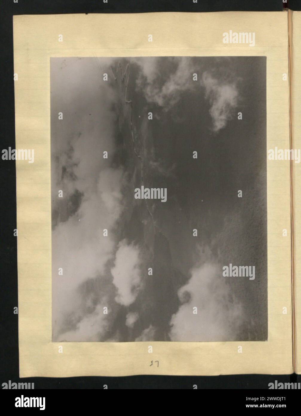 Der Kamuni River in Guyana windet sich 1921 durch die Savanne und zeigt den Weg des Flusses durch offenes Gelände und umliegende Vegetation. Stockfoto