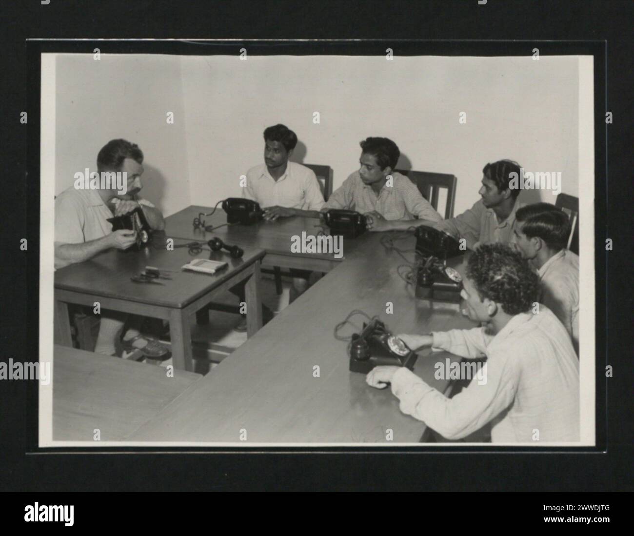 P.J.R. Jones, Experte für das britische Postamt, demonstrierte in den Jahren 1954-1955 an der Telecommunications Training School in Lahore, Pakistan, Telefonhörer. Stockfoto