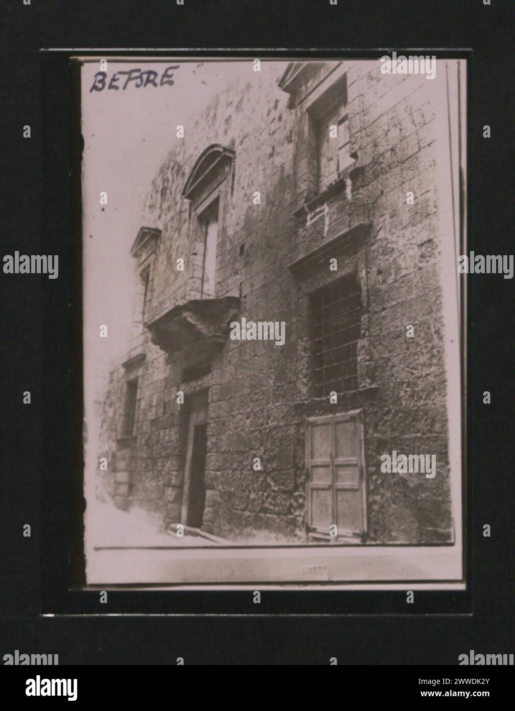 Das Casa Bondi in Gozo, Malta, zeigte vor der Restaurierung alte Steinmauern, verwitterte Dächer und originale architektonische Details, die seinen historischen Charakter widerspiegeln. Stockfoto