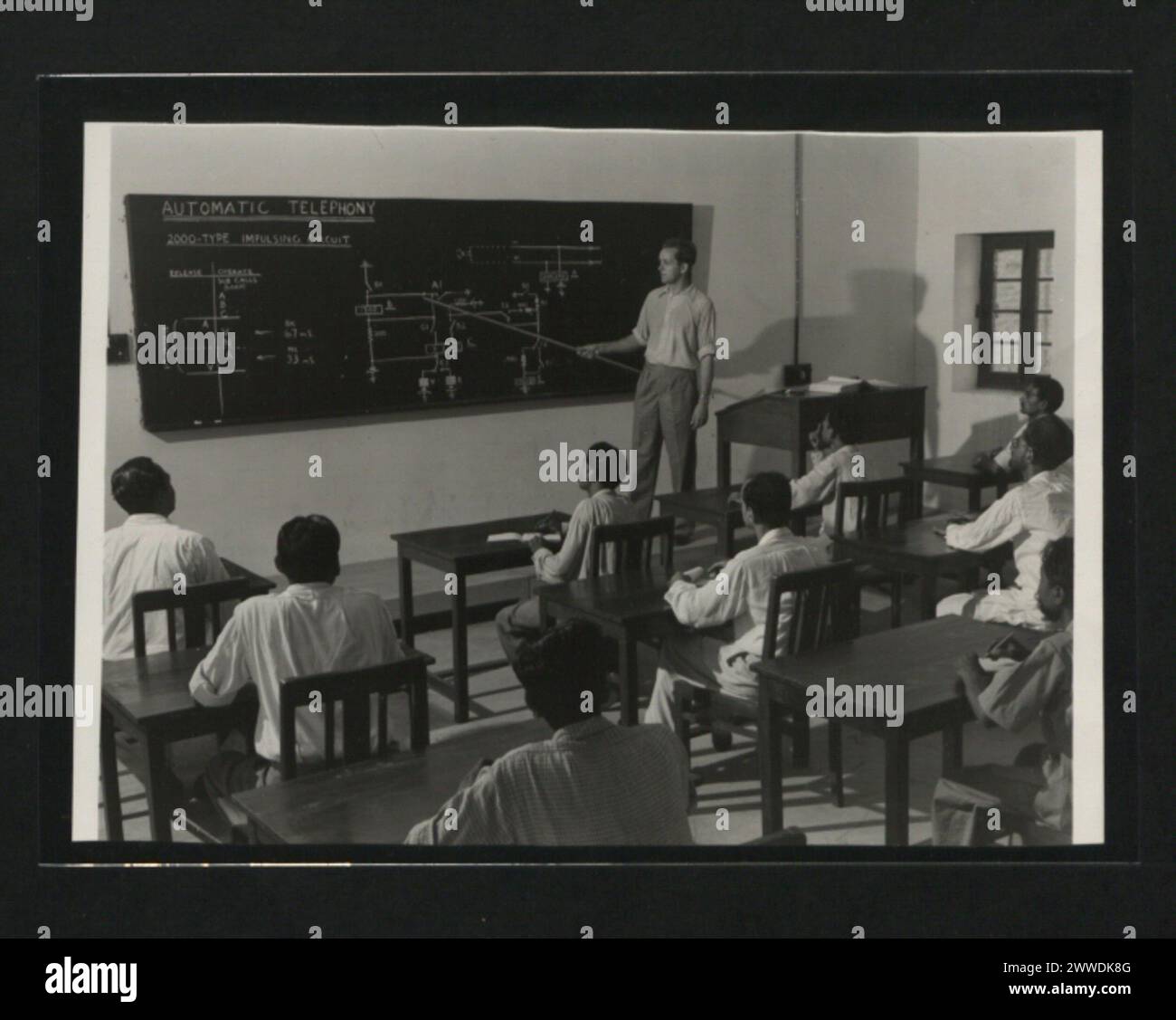 Herr Richards von der britischen Post hielt von 1954 bis 1955 Vorträge über automatische Telefonie an Studenten der Regional Telecommunications Training School in Lahore, Pakistan. Stockfoto