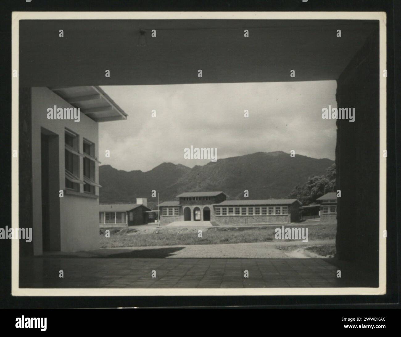 Ansicht des Verwaltungsblocks des Prinzessin Alice Krankenhauses in Grenada aus dem Pflegeheim, 1950, zeigt die Krankenhausverwaltungseinrichtungen. Stockfoto