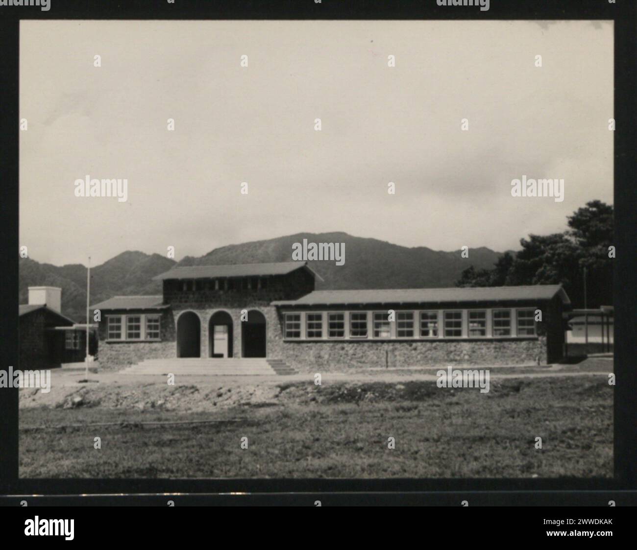 Vorderansicht des Verwaltungsblocks im Princess Alice Hospital in Grenada, 1950, mit Büros und Verwaltungseinrichtungen. Stockfoto