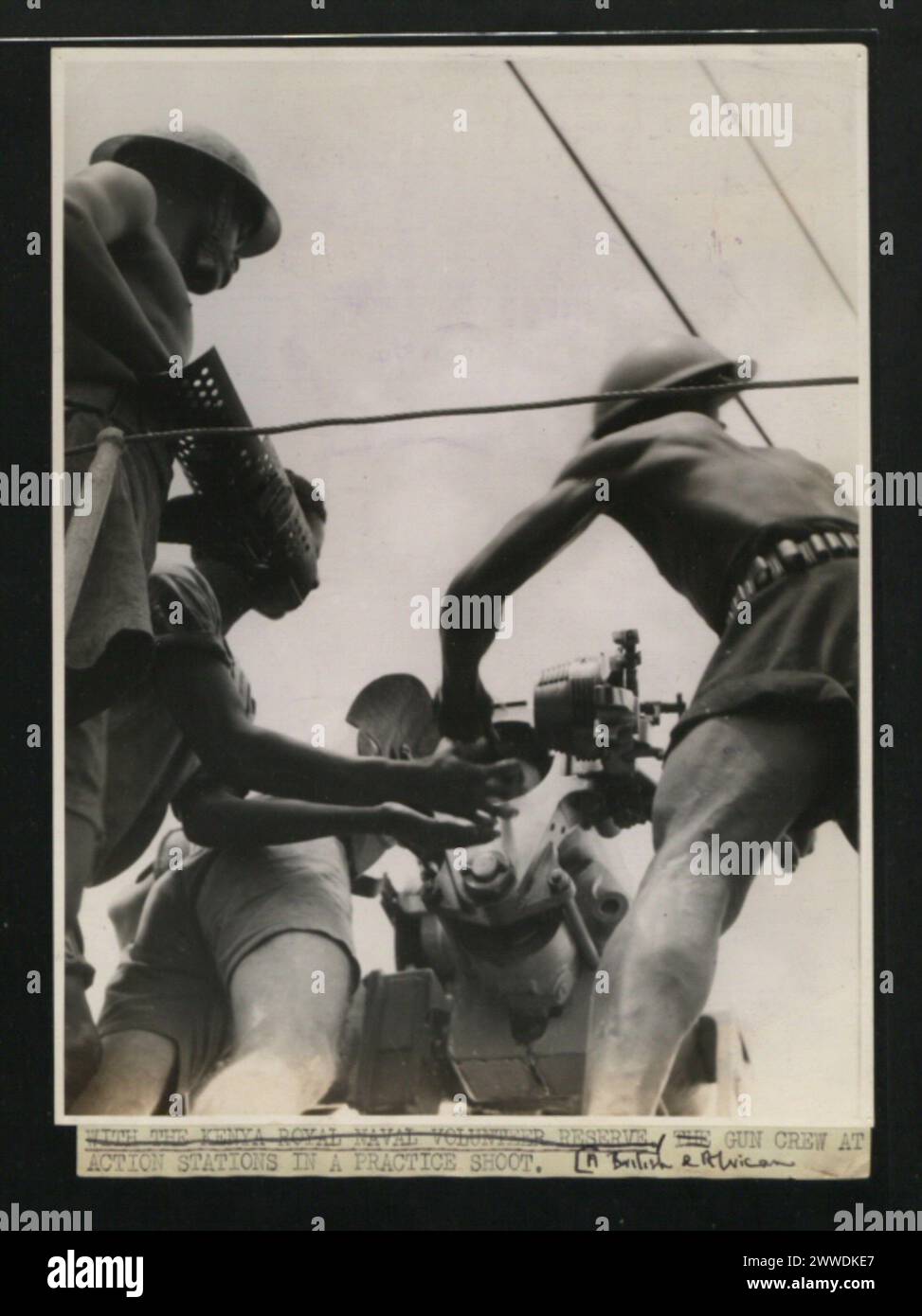 Im Jahr 1945 war die Kenia Royal Naval Volunteer Reserve mit britischen und afrikanischen Geschützmannschaften während eines Übungsschießens an Kampfstationen beteiligt, was die Ausbildung und Koordination der Marine veranschaulichte. Stockfoto