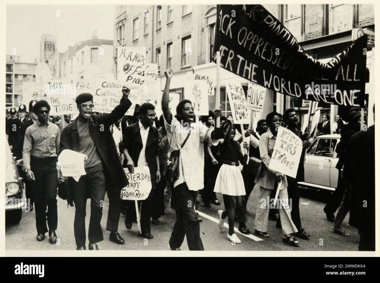Proteste Katalogreferenz: MEPO31/21 (3) Fotos der Demonstranten wurden als Beweismittel im Mangrove-Prozess aufgenommen. Die Slogans, die auf den Schildern und der Kleidung einiger Demonstranten verwendet wurden, darunter Lederjacken, dunkle Brillen und Baskenmützen, spiegelten die Black Panther Kampagne in Amerika wider. Stockfoto