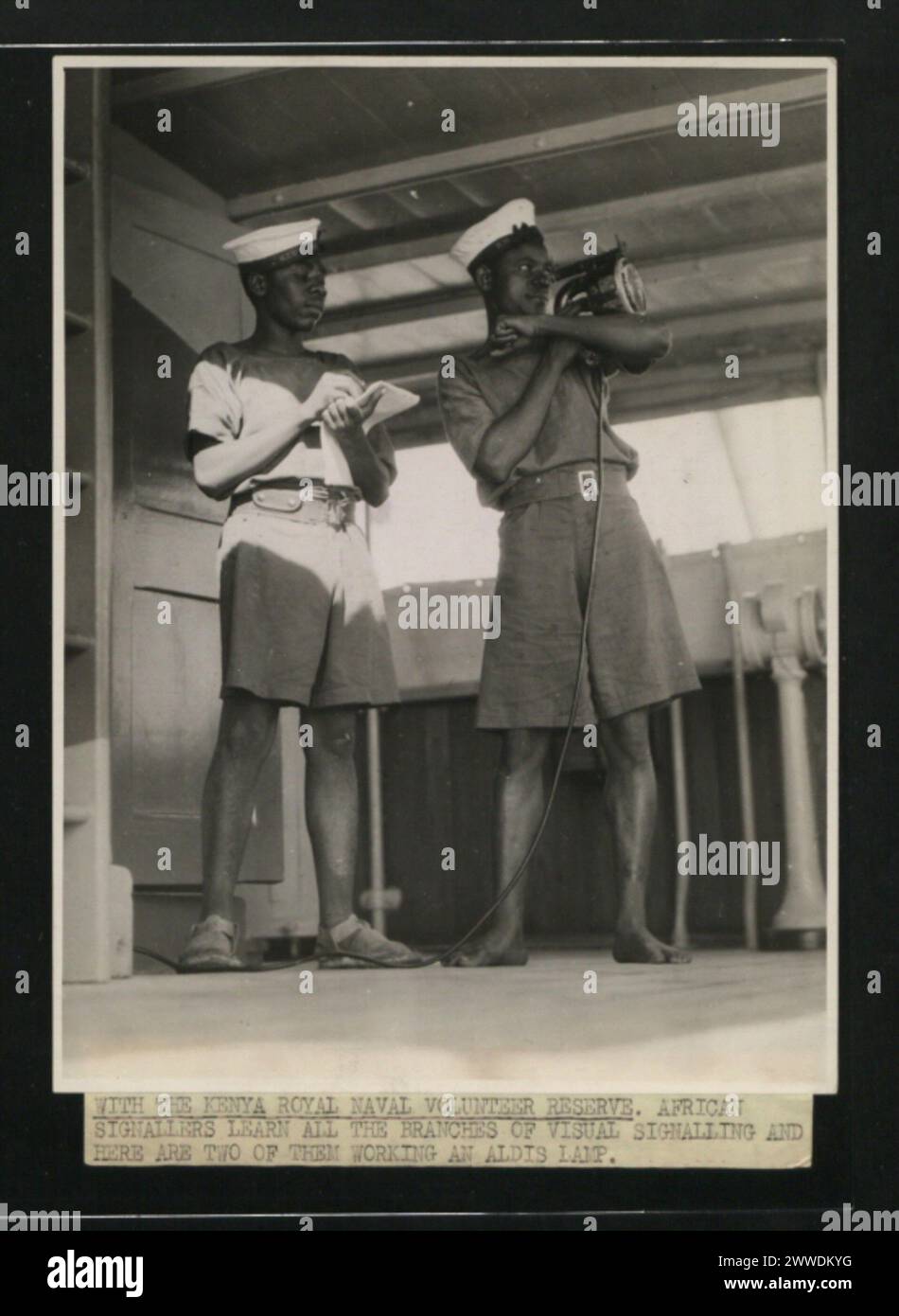 1945 betreiben afrikanische Signalgeber in Kenia eine Aldis-Lampe, die Kommunikationsmethoden und Signalverfahren der Marine demonstriert. Stockfoto