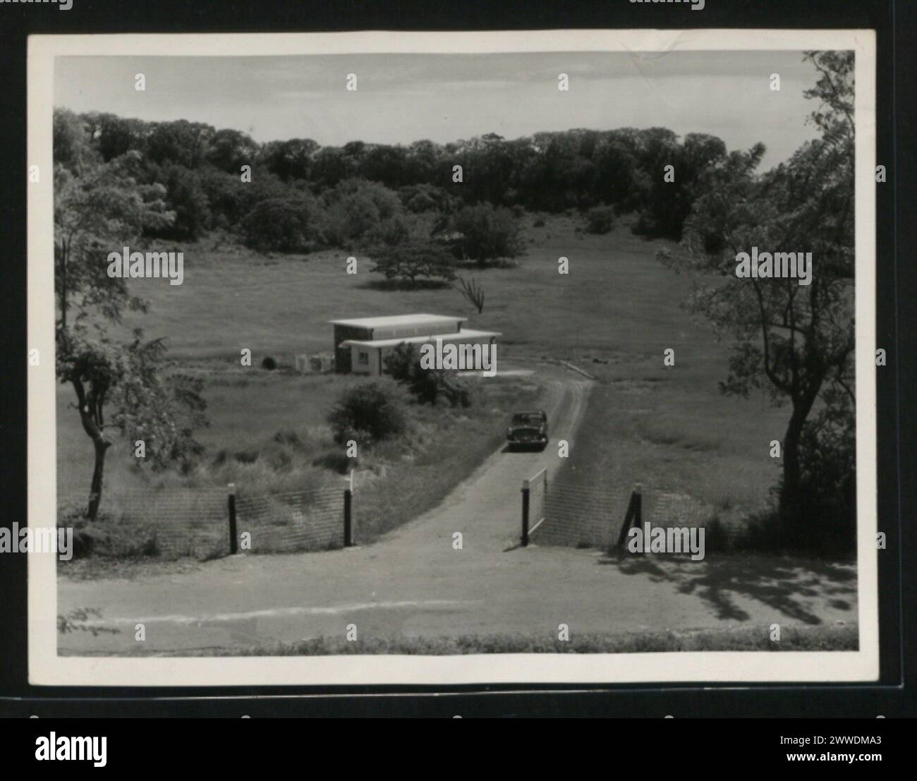 Die Sendestation des Windward Islands Broadcasting Service in Grenada, Juli 1955, zeigt Antennentürme, technische Ausrüstung und Kommunikationsinfrastruktur. Stockfoto