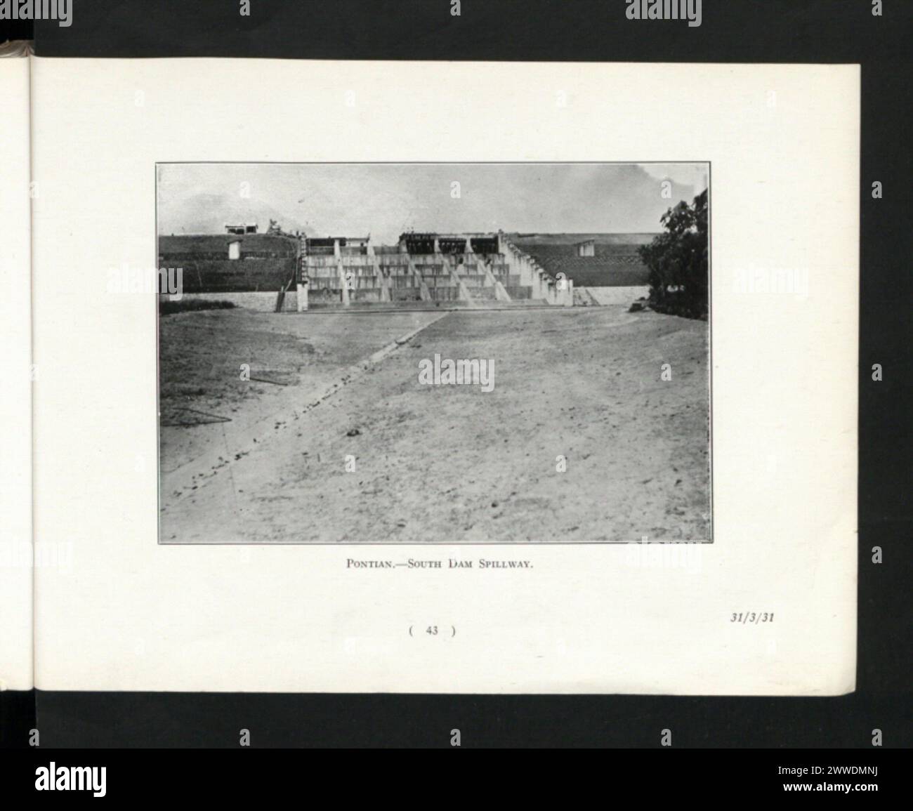 Blick auf den South Dam Spillway bei Pontian, Malaya am 31. März 1931 mit Wasserkanal, Betonkonstruktionen und umliegenden Böschungen. Stockfoto