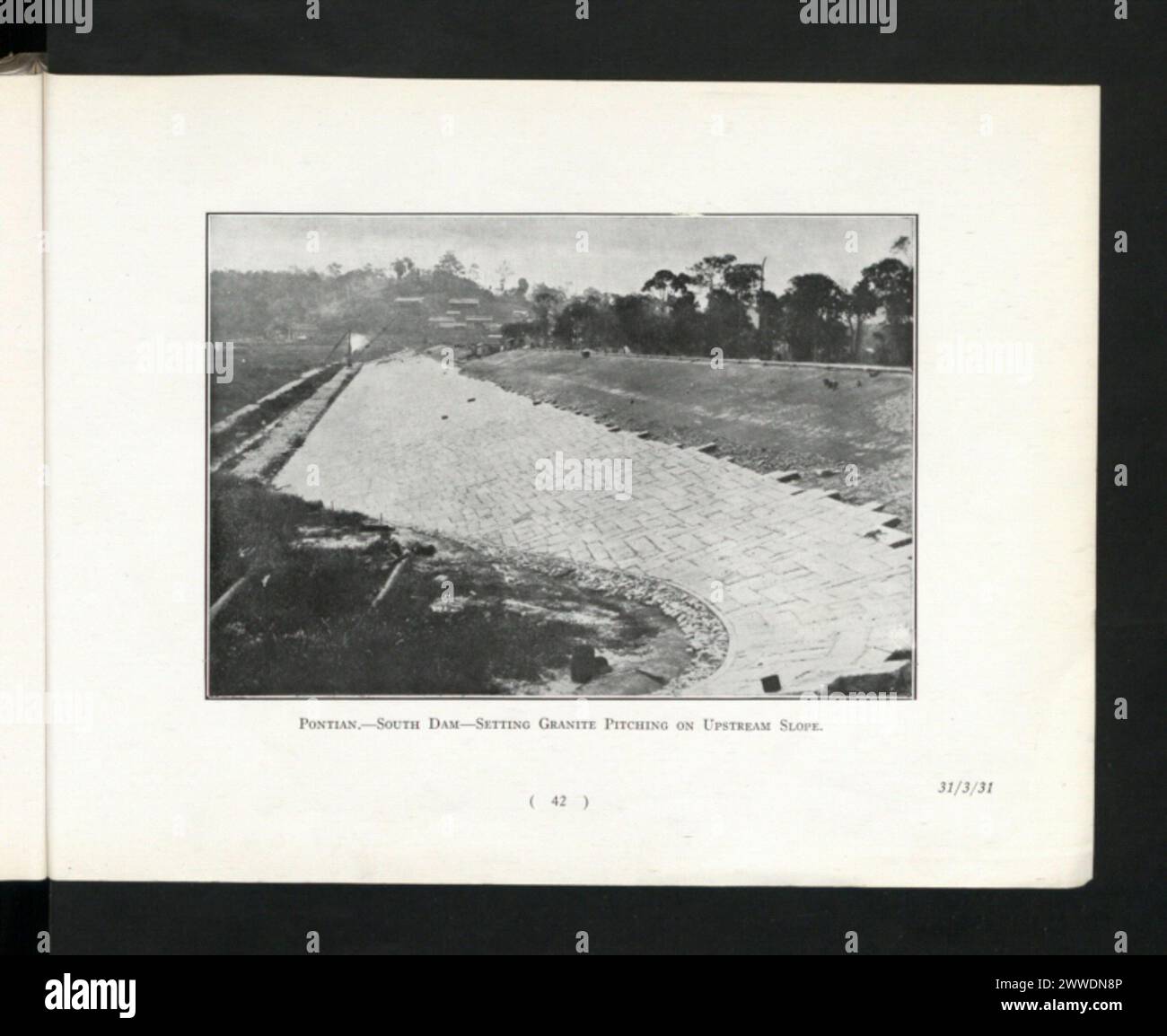 South Dam bei Pontian, Malaya, am 31. März 1931, zeigt Arbeiter, die Granitschalen am flussaufwärts gelegenen Damm zum Schutz vor Erosion einsetzten. Stockfoto