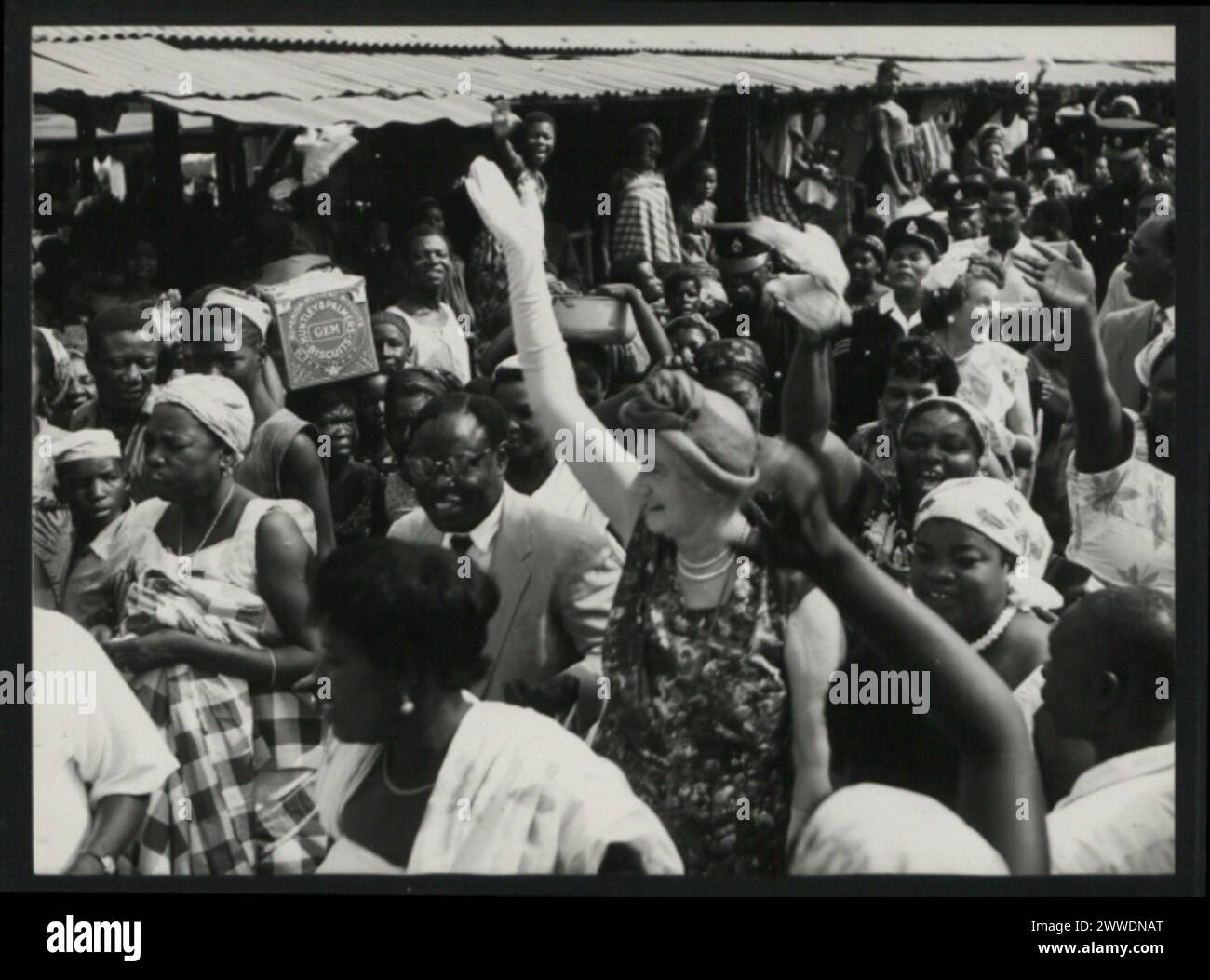 Lady Dorothy Macmillan besuchte im Januar 1960 einen Markt in Accra, Ghana, wo sie mit Anwohnern interagierte und Marktaktivitäten beobachtete. Stockfoto