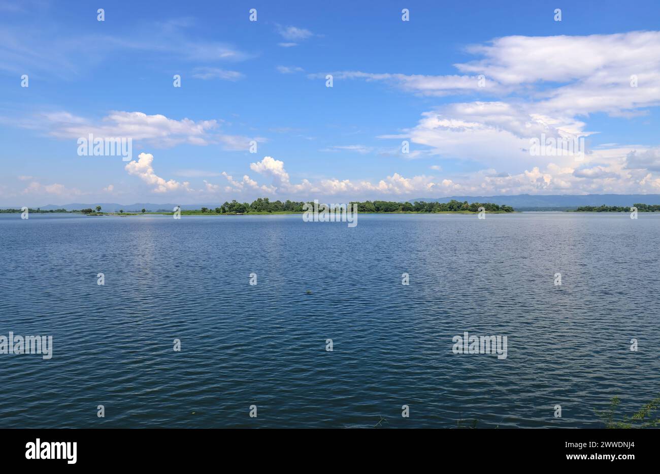 Landschaft des Kaptai-Sees. Dieses Foto wurde von Rangamati, Chittagong Division, Bangladesch aufgenommen. Stockfoto