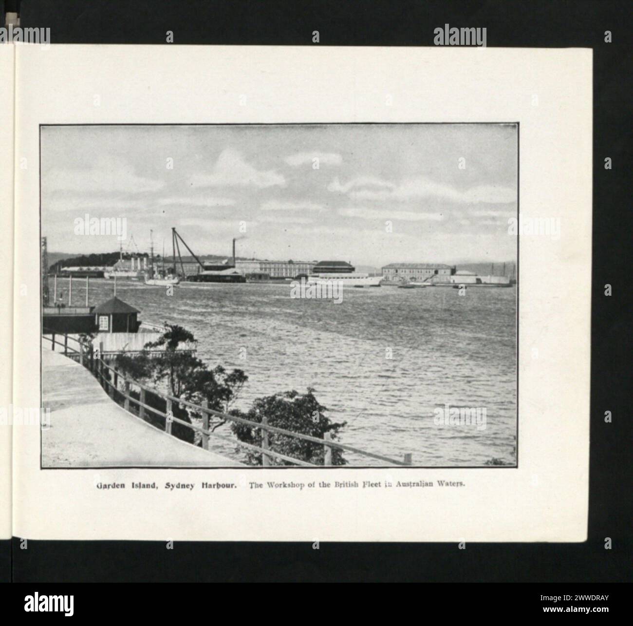 Garden Island im Hafen von Sydney, Marinestützpunkt und Werkstatt für die britische Flotte in australischen Gewässern, die Anfang der 1900er Jahre Docks, Schiffe und maritime Einrichtungen zeigte Stockfoto