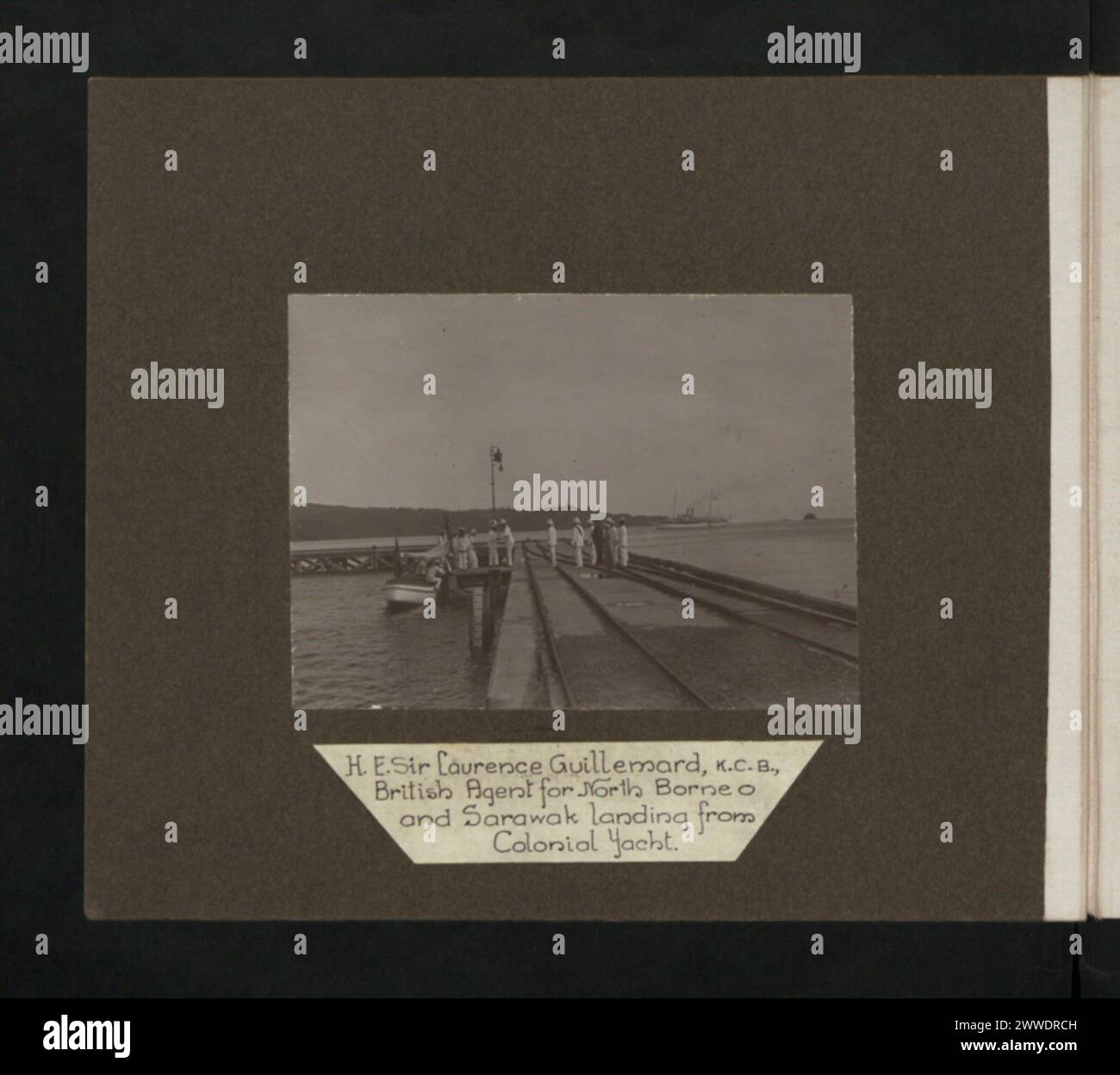 Foto: Sir Laurence Guillemard, britischer Agent für Nord-Borneo und Sarawak, landet von einer Kolonialyacht in Sarawak, Borneo. Stockfoto