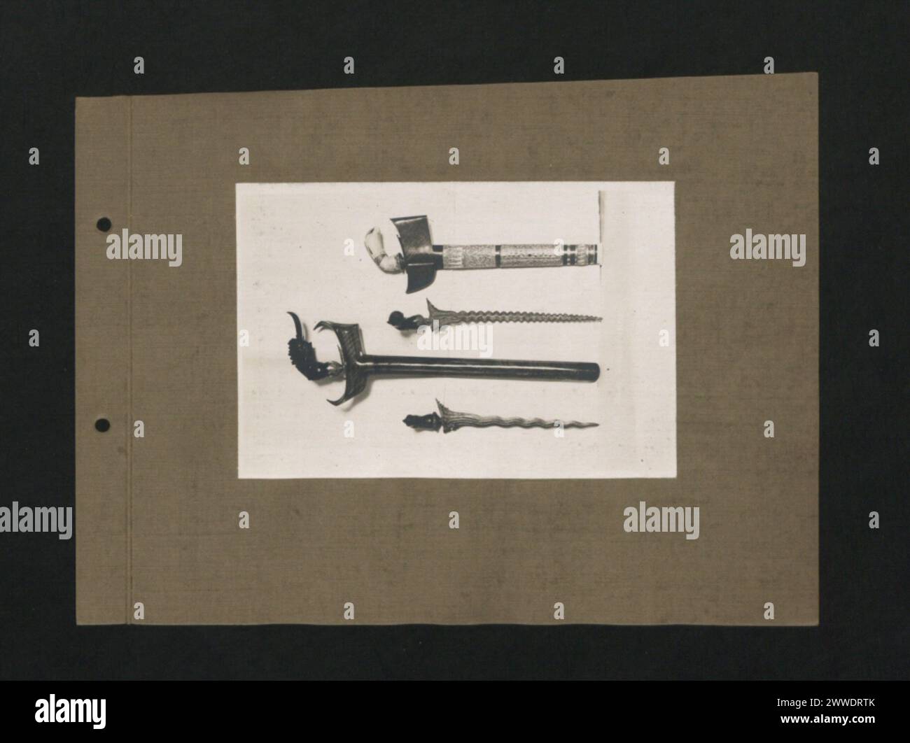 Monochrome Fotografien von Malaya aus dem Jahr 1924, als Souvenir der British Empire Exhibition ausgestellt, dokumentieren Städte, Dörfer, Häfen, Landschaften, und das Gemeindeleben unter kolonialer Herrschaft. Stockfoto