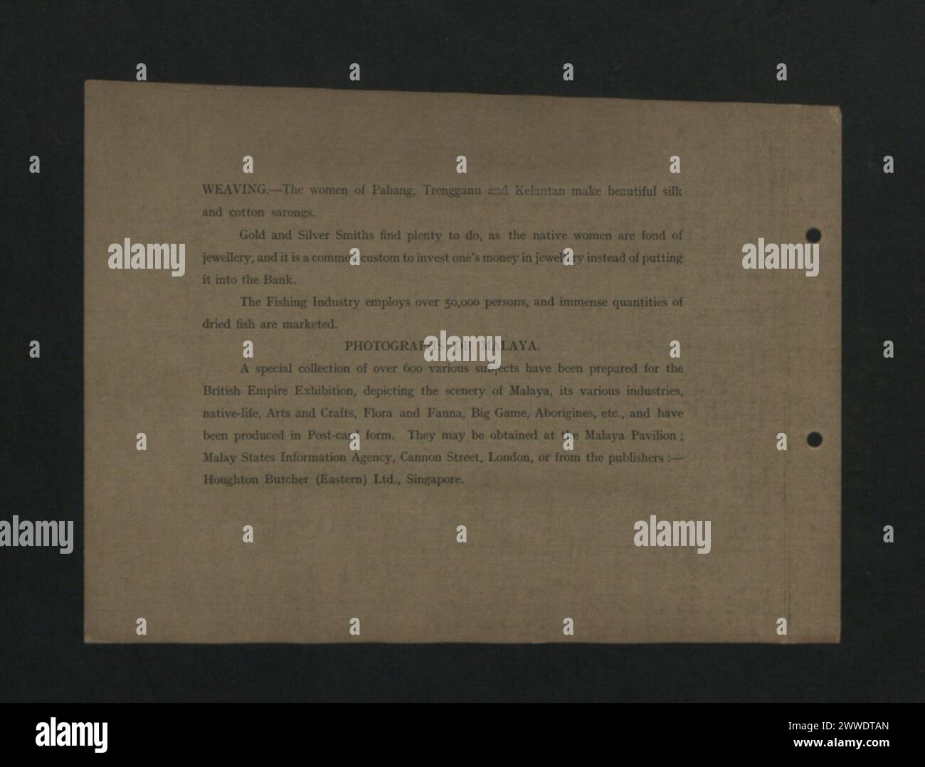 Malaya in Monochrome präsentiert eine visuelle Aufzeichnung von Malaya aus dem Jahr 1924, die urbane Zentren, ländliche Landschaften, kulturelle Aktivitäten und das tägliche Leben für das British Empire Exhibition Souvenir zeigt. Stockfoto