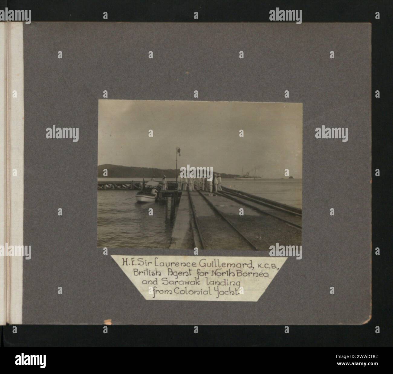 Sir Laurence Guillemard, britischer Agent für Nord-Borneo und Sarawak, geht von einer Kolonialyacht in Sarawak, Borneo. Das Ereignis markiert eine offizielle Landung und Ankunft in der Kolonialverwaltung der 1920er Jahre. Stockfoto