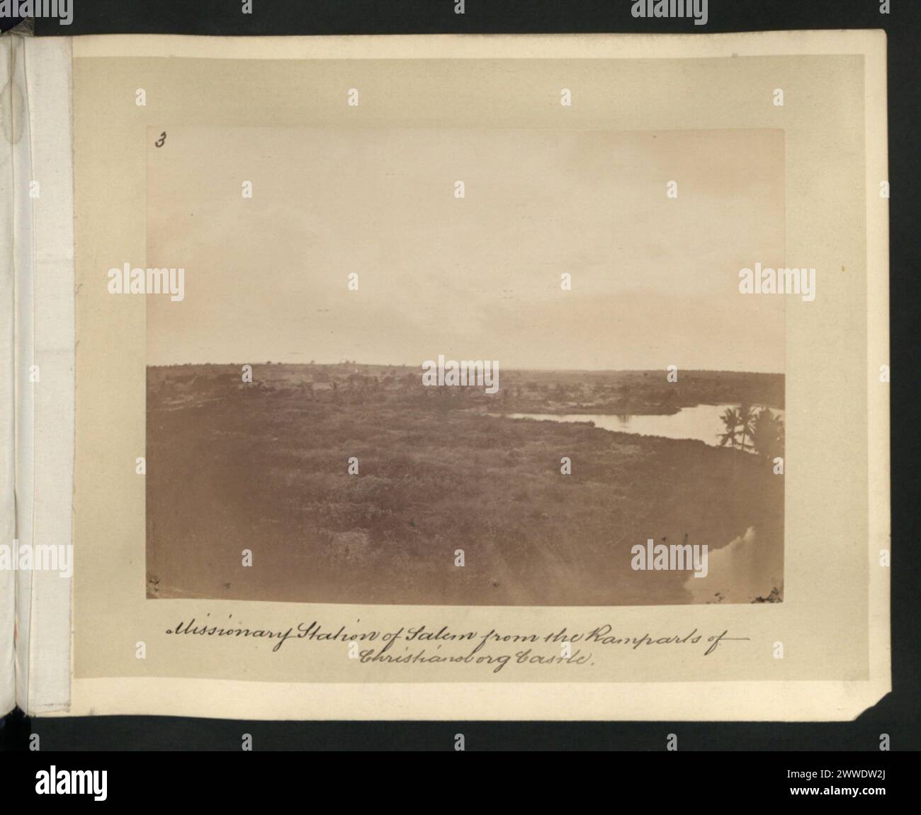 Blick auf die Missionsstation von Salem von der Stadtmauer von Christiansborg Castle in Accra, Ghana, mit Gebäuden und Umgebung. Stockfoto