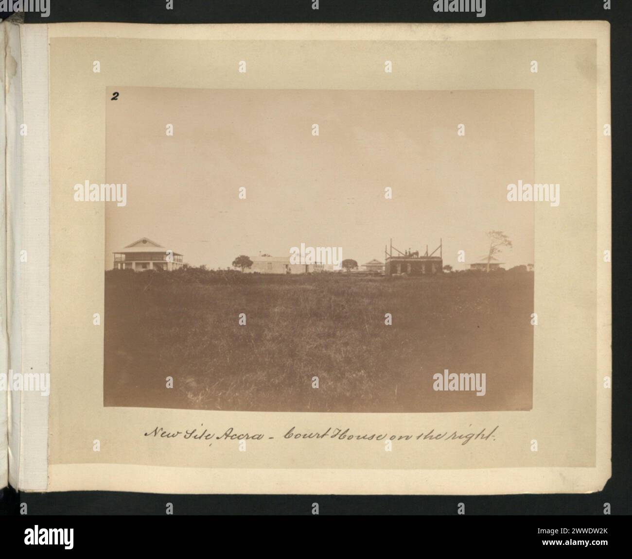 Blick auf die neue Stätte in Accra mit dem Court House auf der rechten Seite, mit städtischen Gebäuden und Straßenaufteilung. Stockfoto