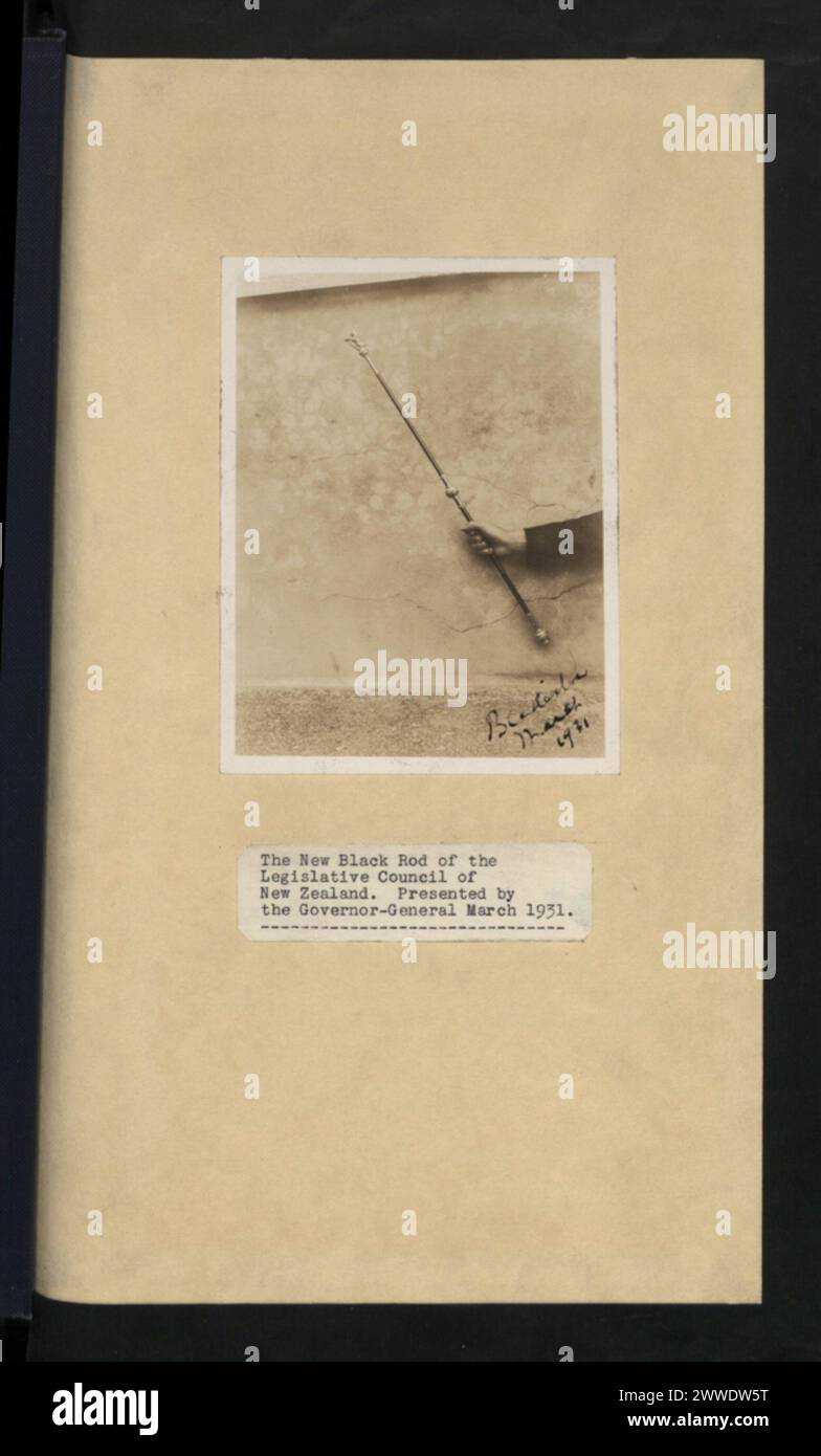 Der neue Black Rod des Legislative Council of New Zealand, der vom Generalgouverneur im März 1931 vorgestellt wurde und die zeremonielle und gesetzgebende Tradition des Landes repräsentiert. Stockfoto