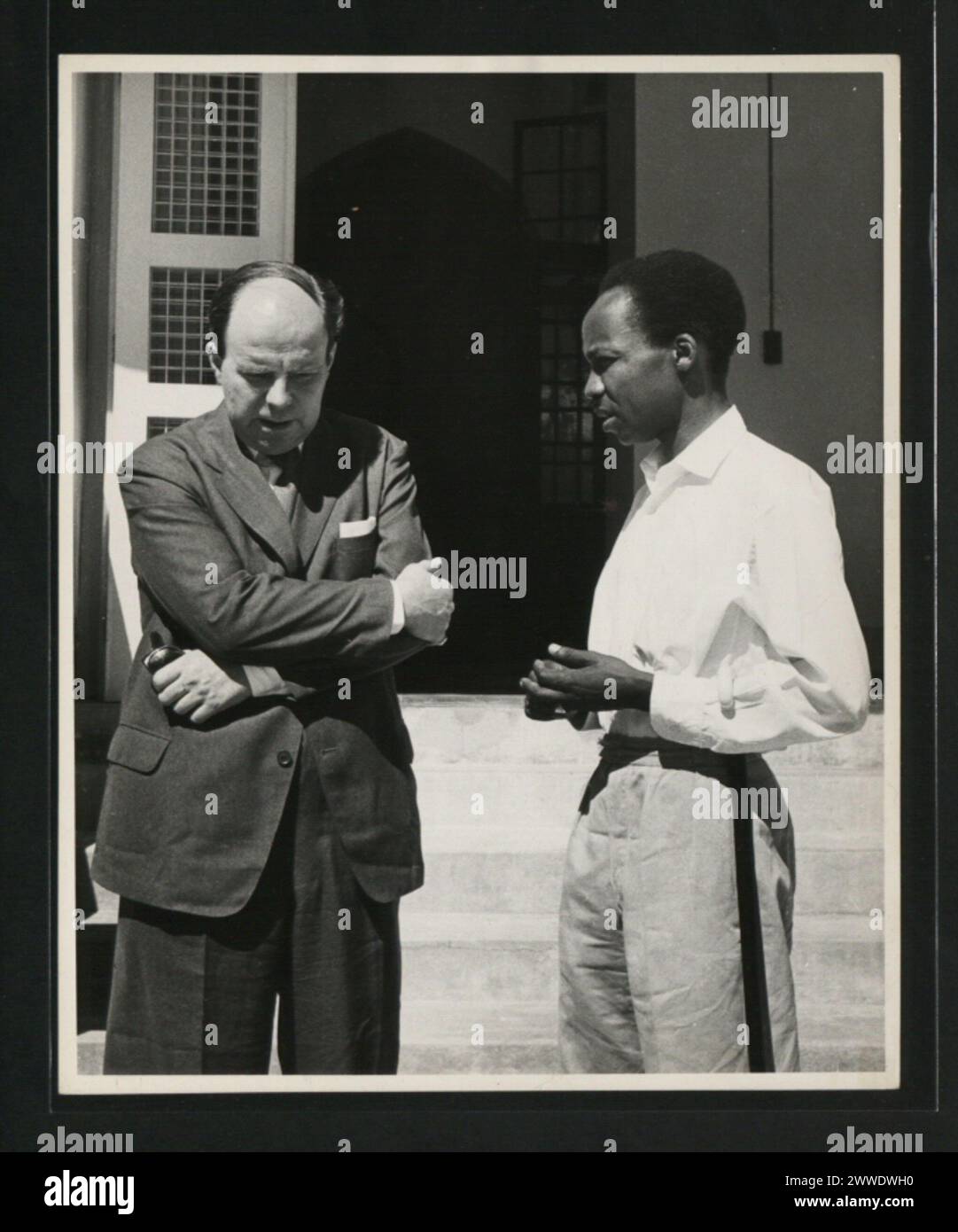 Beschreibung: Der Kolonialsekretär, Iain Macleod, wurde zusammen mit Herrn J. K. Nyerere, Präsident von Tanu und Vorsitzender der Organisation der gewählten Mitglieder, während seines Besuchs in dar es Salaam besucht. Ort: Dar es Salaam, Tanganjika Datum: Dezember 1959 afrika Stockfoto