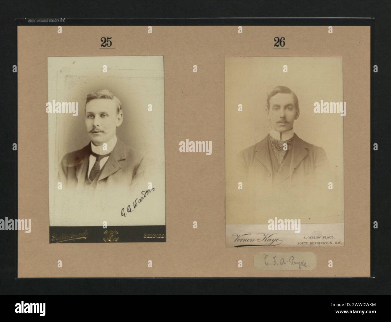 Porträts von G.G. Warders und C.F.A. Pryke, die historische Persönlichkeiten oder Fachleute in Borneo darstellen. Stockfoto