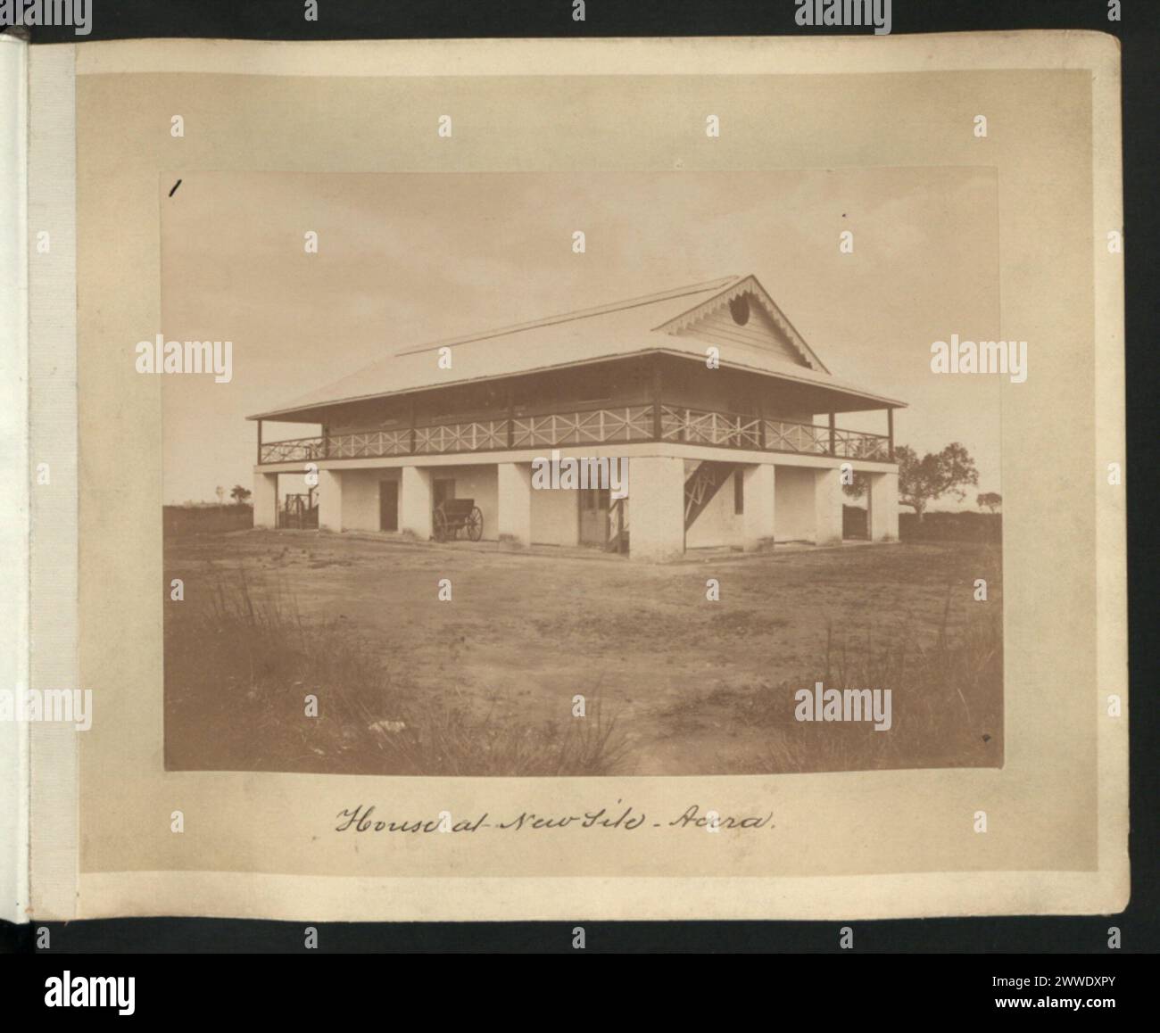 Blick auf ein Haus im New Site in Accra, mit Wohnarchitektur und Umgebung. Stockfoto