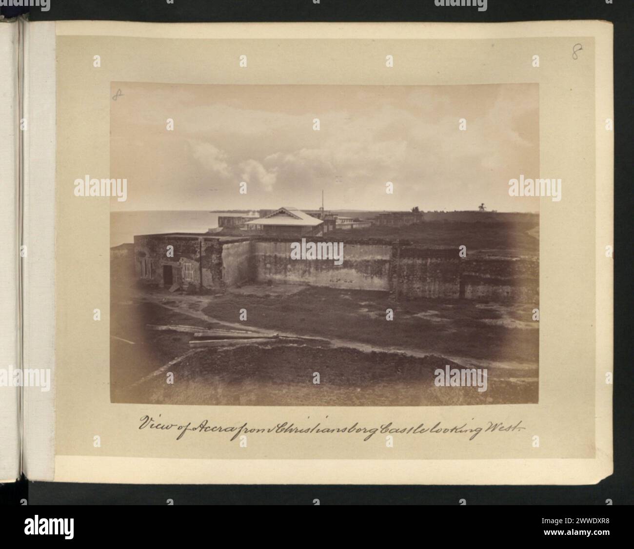 Blick auf Accra vom Schloss Christiansborg aus nach Westen mit Stadtgebäuden, Straßen und Stadtlandschaft. Stockfoto
