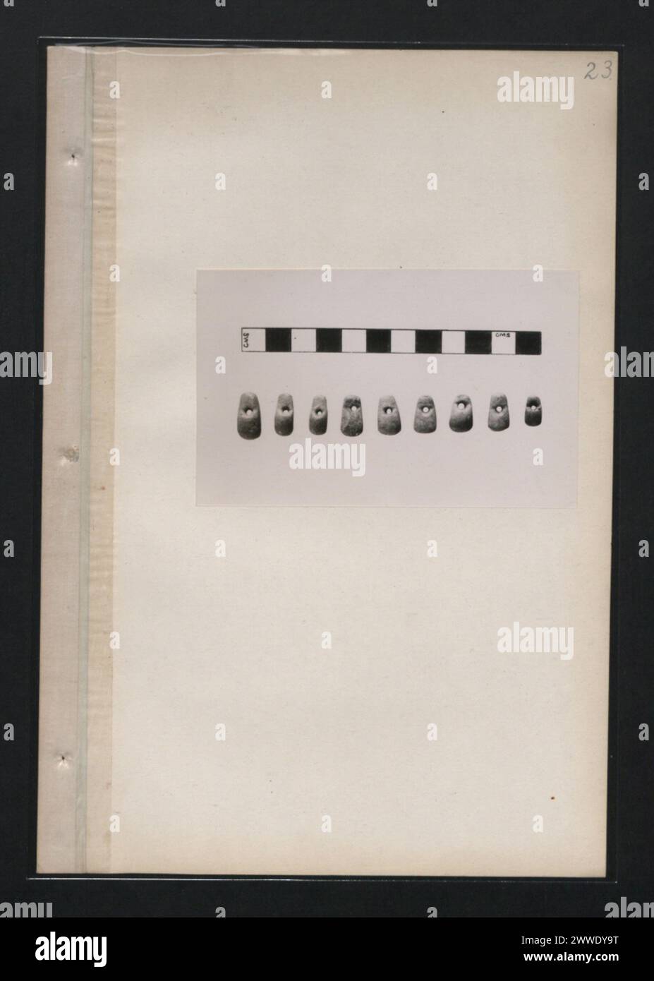 Bilder, die archäologische Ausgrabungen von Athit in Palästina während der 1920er Jahre dokumentieren, die Gräben, Personal und die Wiedererlangung kultureller Artefakte zeigen. Stockfoto