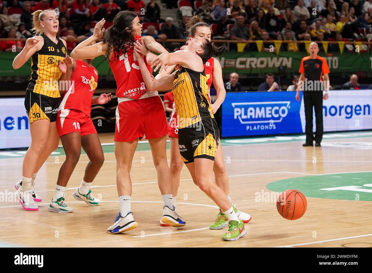 Almere, Niederlande. März 2024. ALMERE, NIEDERLANDE - 23. MÄRZ: Epiphany Etienne von TopKip Lions, Karin Kuijt von Grasshoppers während des TOTO Basketball Cup Endspiels zwischen Sportiff Grasshoppers und Topkip Lions im Topsportcentrum am 23. März 2024 in Almere, Niederlande. (Foto von Andre Weening/Orange Pictures) Credit: Orange Pics BV/Alamy Live News Stockfoto