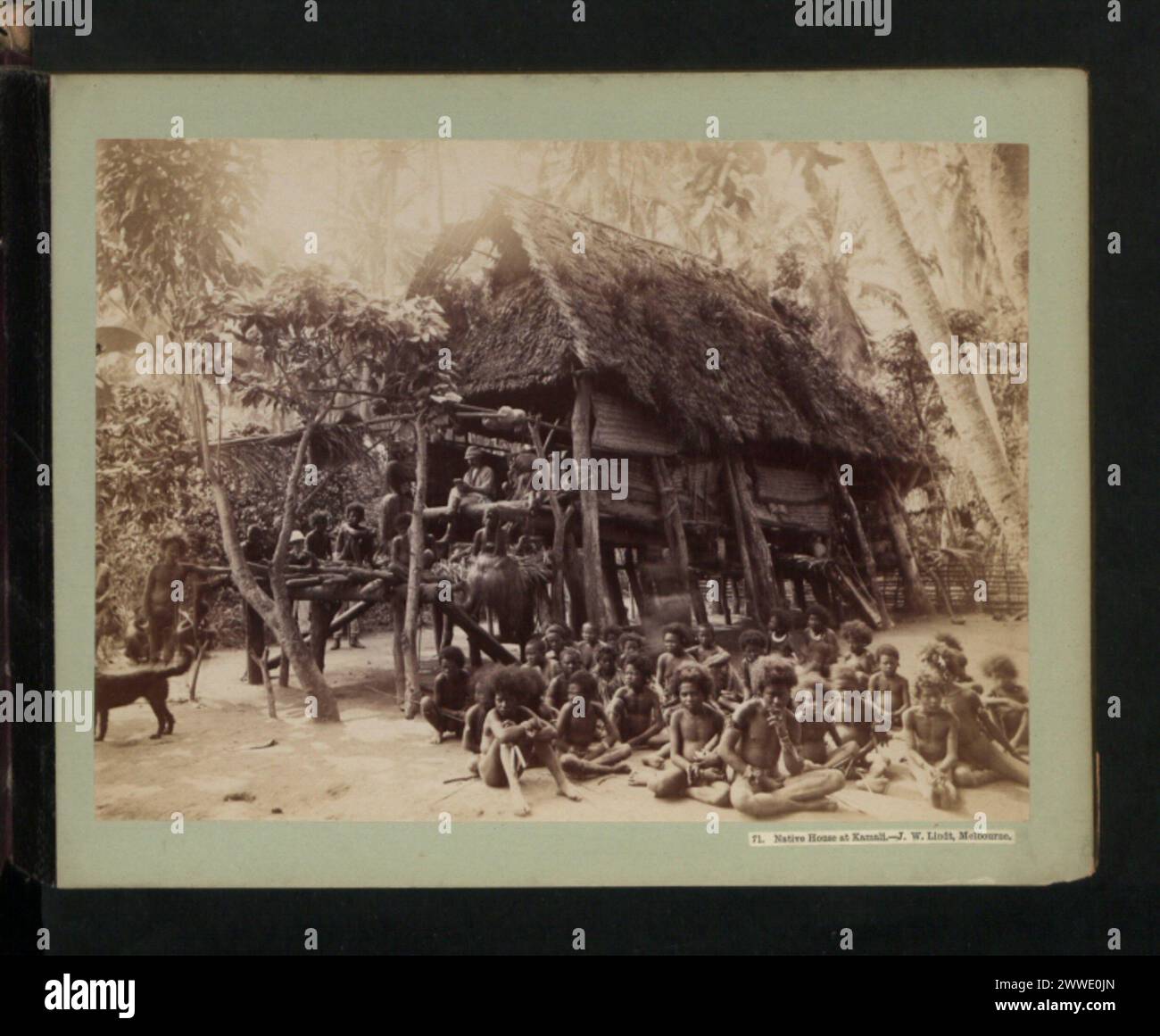 Beschreibung: Eingeborenes Haus in Kamali.-J.W. Lindt, Melbourne. Ort: Kamali, Papua-Neuguinea, Papuanewguinea, australasien, Australasiathroughalens Stockfoto