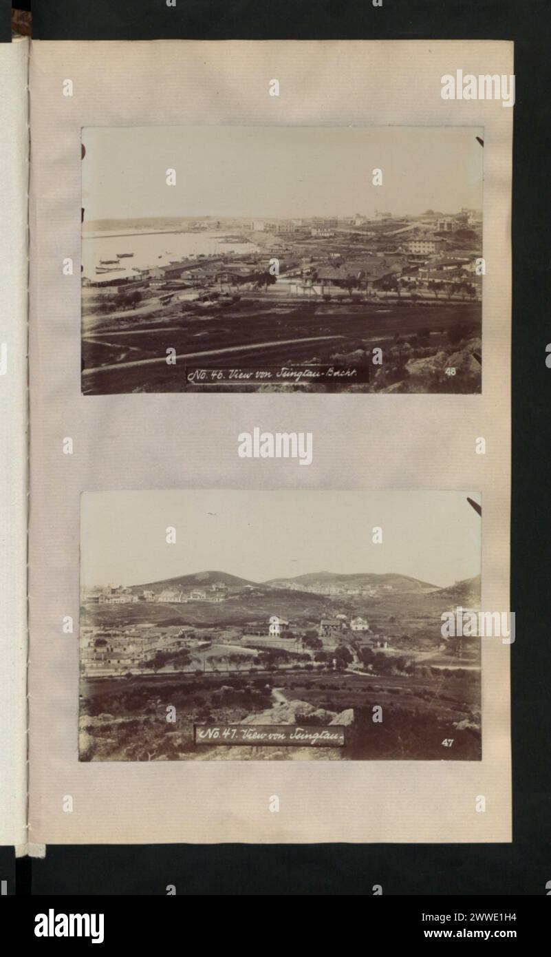 Blick auf die Stadt Tsingtao und ihren Hafen in China im Jahr 1903, mit Blick auf das Ufer, Hafenstrukturen und städtische Landschaft. Stockfoto
