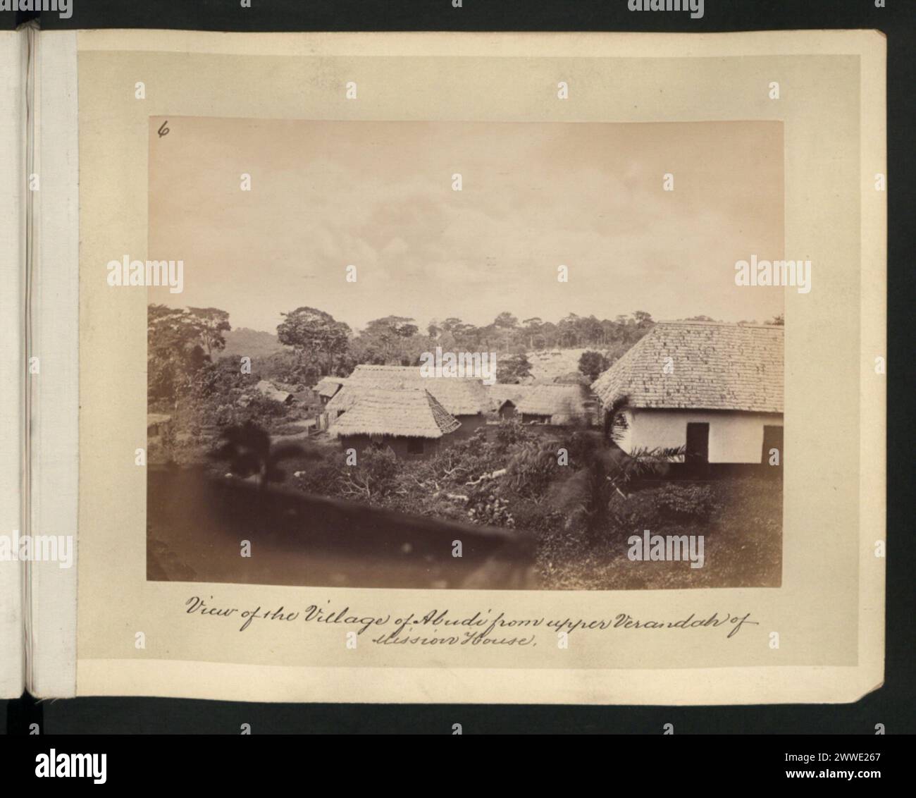 Blick auf das Dorf Abudi von der oberen Veranda des Missionshauses, mit Häusern, Straßen und umliegenden Landschaften. Stockfoto