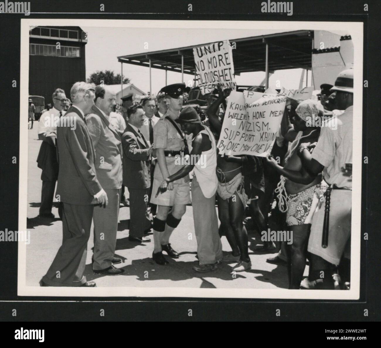 Beschreibung: Besuch von Iain Macleod, Staatssekretär für die Kolonien, in Nordrhodesien im März 1960; Demonstrationen der United National Independence Party (UNIP) Ort: Lusaka, Nordrhodesien Datum: 27. März 1960 Banner, Demonstranten, unip, kaunda, afrika Stockfoto