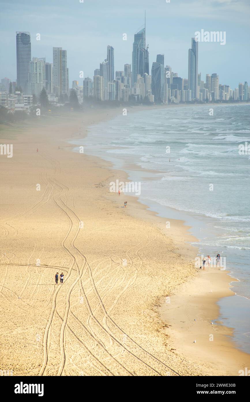 Gold Coast Skyline Mit Spaziergängen Am Strand, Gold Coast, Queensland, Australien Stockfoto