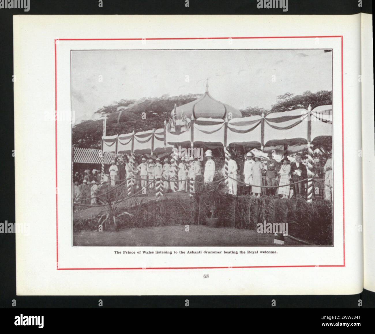 Beschreibung: Der Prinz von Wales hört den Ashanti-Schlagzeuger, der die königliche Begrüßung schlägt. Ort: Kumasi, Ghana Datum: 1925 afrika Stockfoto