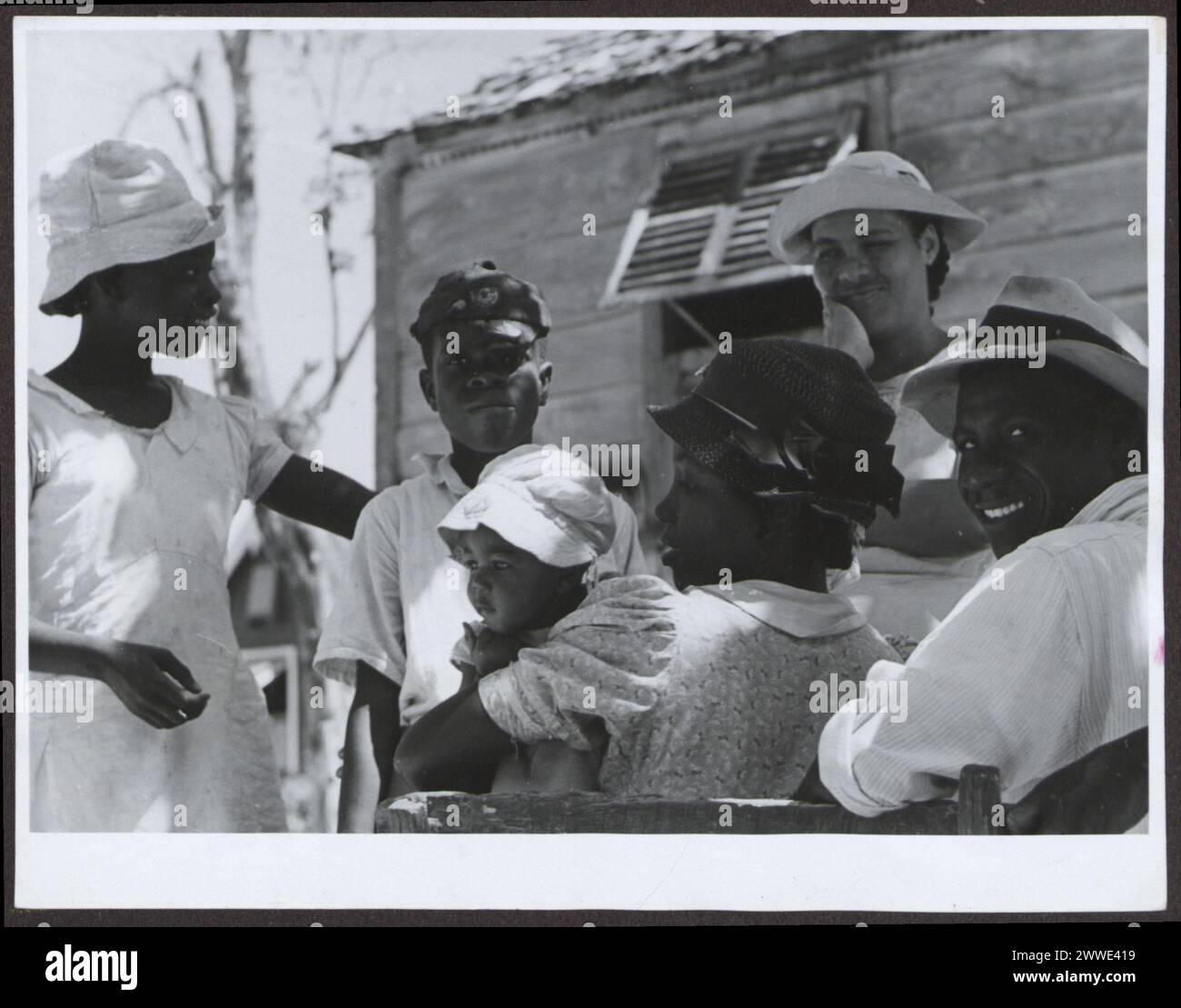 Foto, das mehrere Generationen von Barbadianern zeigt und Menschen unterschiedlichen Alters und Familiengruppen auf Barbados um 1955 zeigt. Stockfoto
