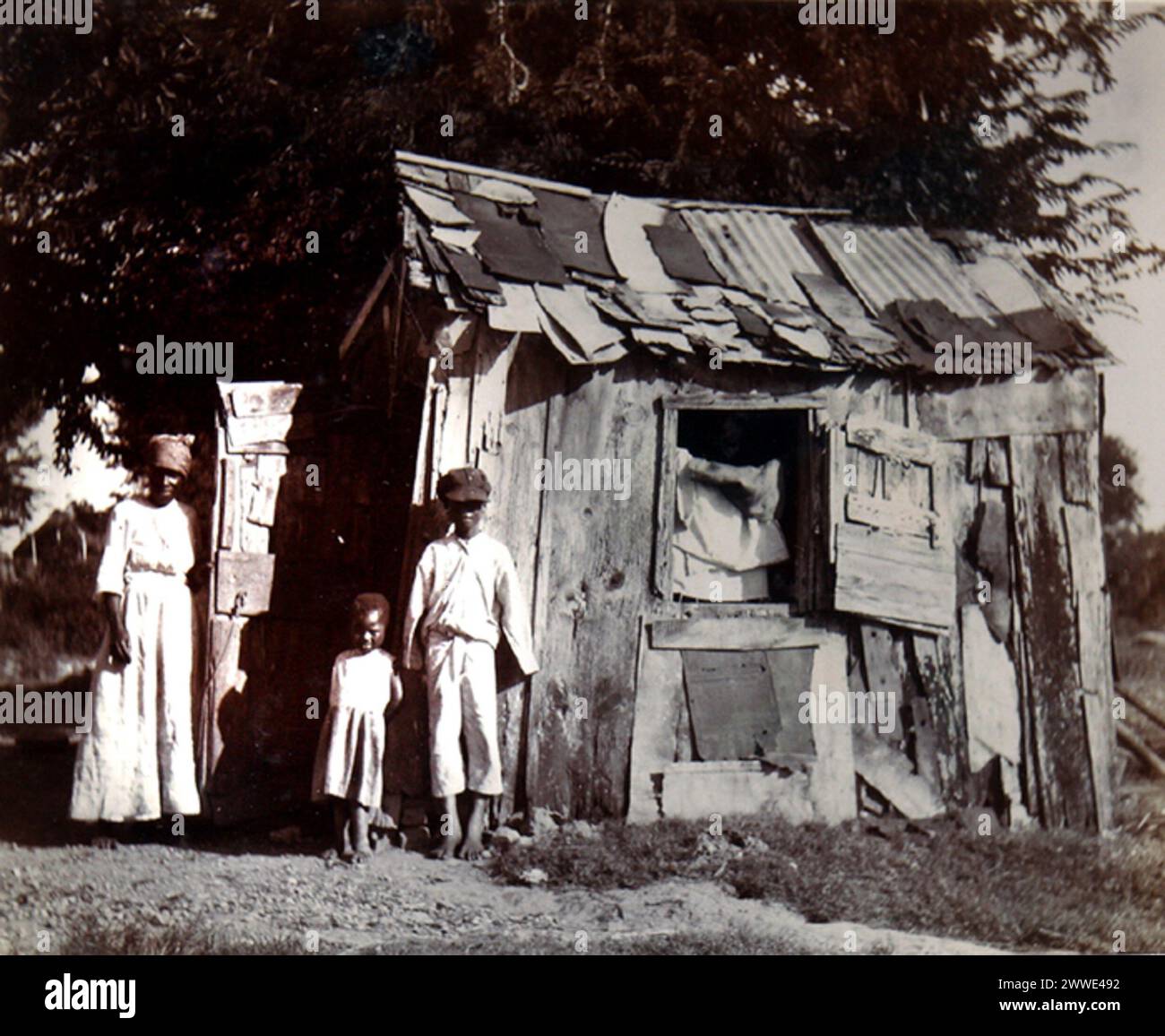 Foto mit schlechten Wohnverhältnissen in Antigua im Jahr 1914, das Slumgebiete zeigt, die von britischen Kolonialbehörden in Westindien geräumt wurden. Stockfoto