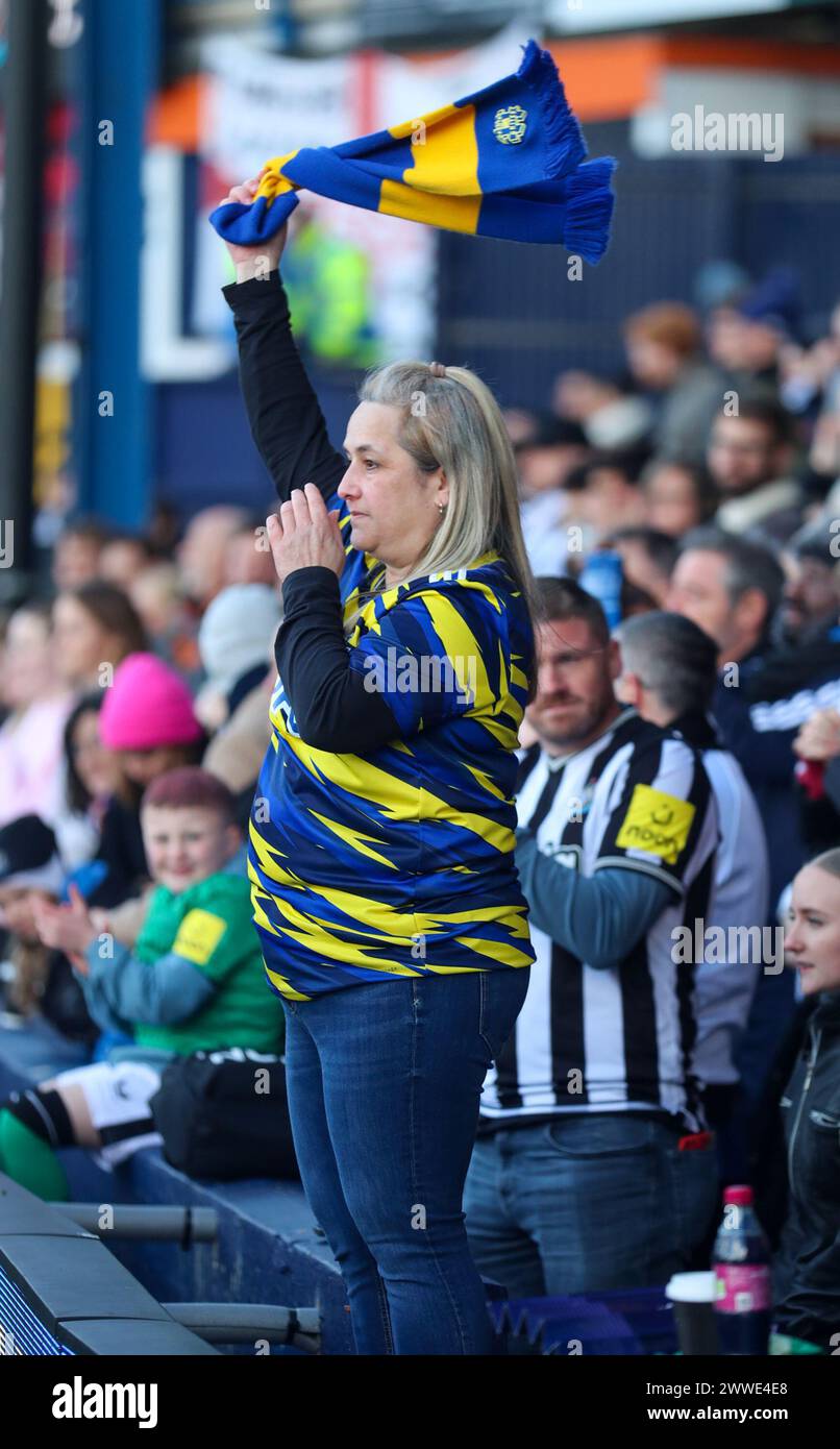 Luton, Großbritannien. März 2024. Luton, London, England, 17. März 2024: Hashtag United Fan beim Finale des FA Women's National League Cup zwischen Hashtag United und Newcastle United in Kenilworth Road, Luton England (will Hope/SPP) Credit: SPP Sport Press Photo. /Alamy Live News Stockfoto