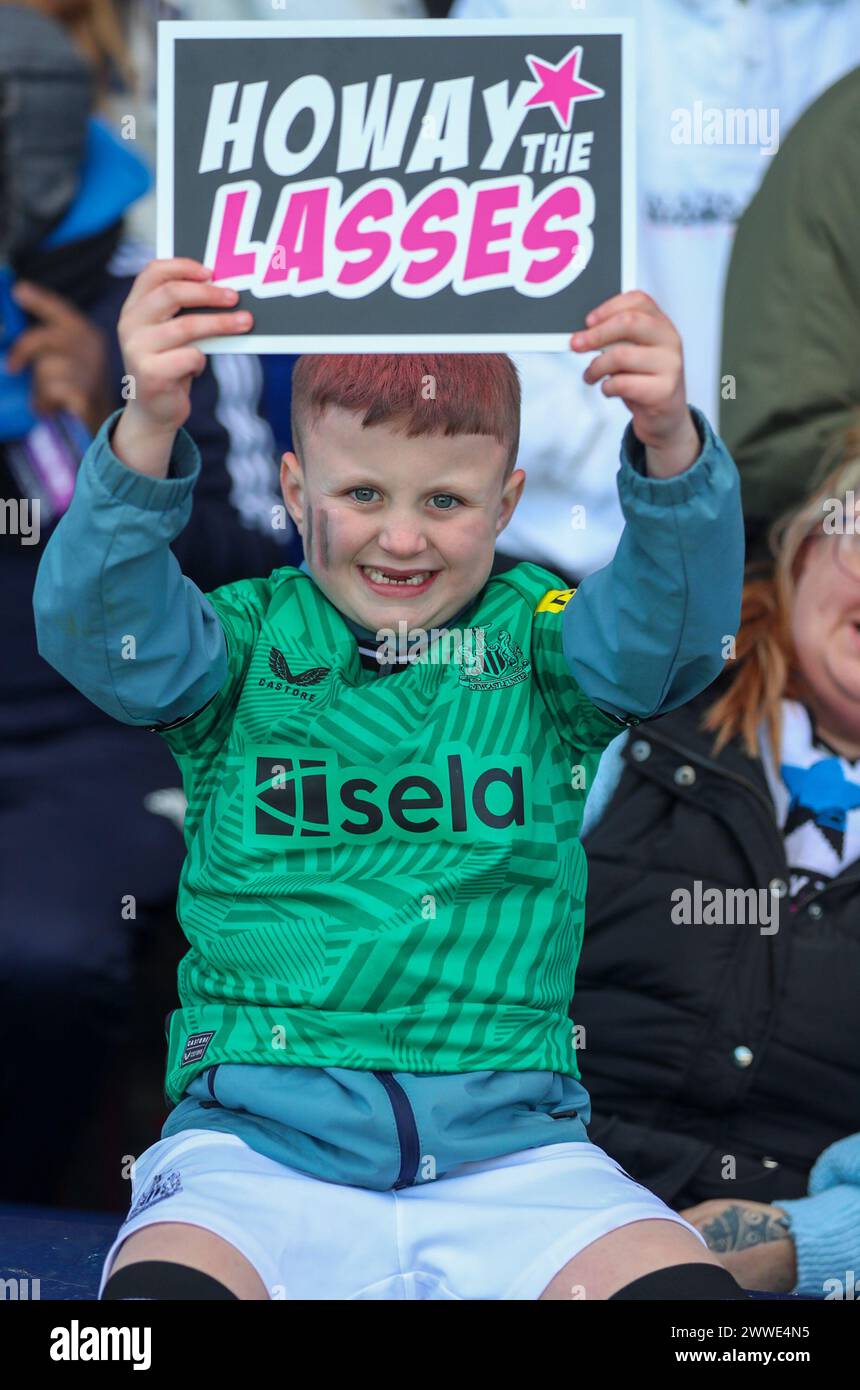 Luton, Großbritannien. März 2024. Luton, London, England, 17. März 2024: Junger Newcastle Fan beim FA Women's National League Cup Finale zwischen Hashtag United und Newcastle United in Kenilworth Road, Luton England (will Hope/SPP) Credit: SPP Sport Press Photo. /Alamy Live News Stockfoto