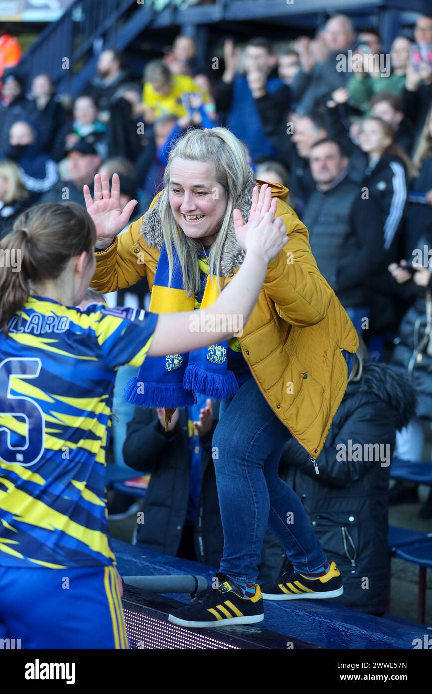 Luton, Großbritannien. März 2024. Luton, London, England, 17. März 2024: Hashtag United Fan beim Finale des FA Women's National League Cup zwischen Hashtag United und Newcastle United in Kenilworth Road, Luton England (will Hope/SPP) Credit: SPP Sport Press Photo. /Alamy Live News Stockfoto