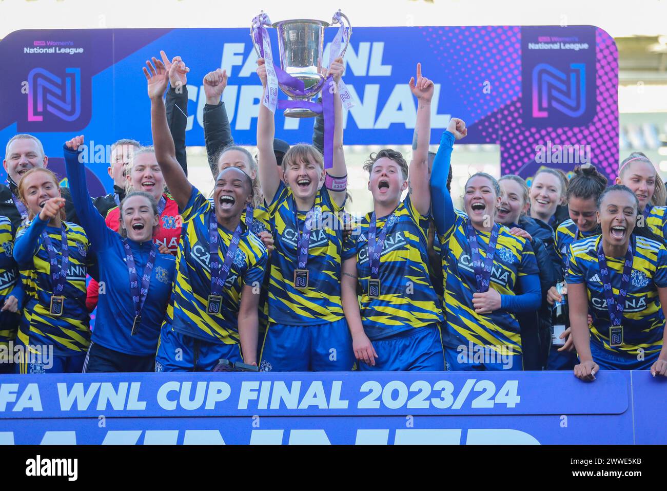 Luton, Großbritannien. März 2024. Luton, London, England, 17. März 2024: Hashtag United Feiern nach dem Finale des FA Women's National League Cup zwischen Hashtag United und Newcastle United in Kenilworth Road, Luton England (will Hope/SPP) Credit: SPP Sport Press Photo. /Alamy Live News Stockfoto