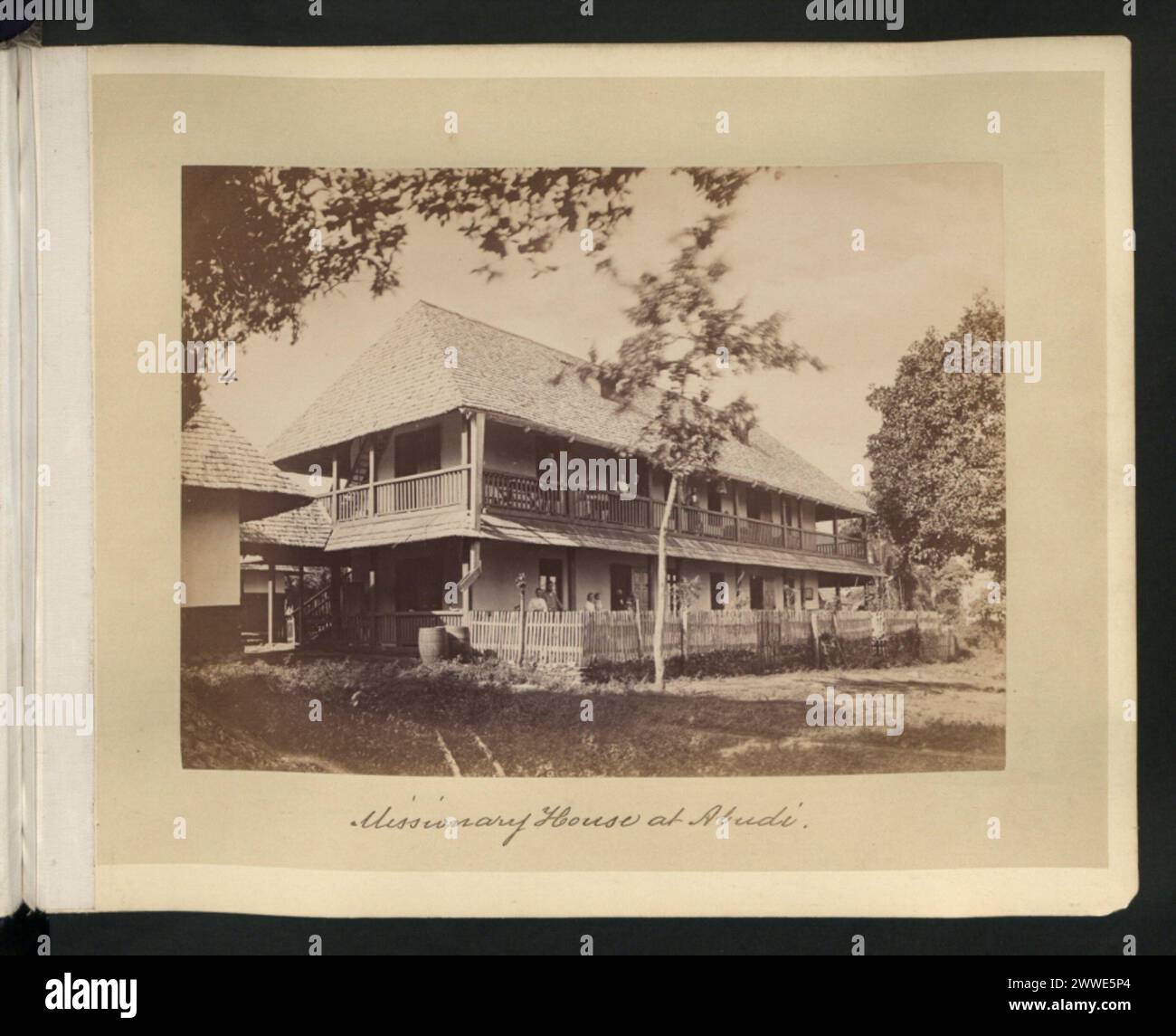 Missionarshaus in Abudi mit Wohnstruktur, Wohnanlage und Umgebung. Stockfoto