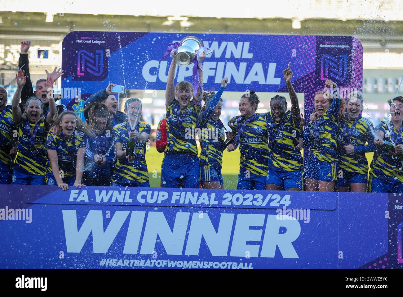 Luton, Großbritannien. März 2024. Luton, London, England, 17. März 2024: Hashtag United Feiern nach dem Finale des FA Women's National League Cup zwischen Hashtag United und Newcastle United in Kenilworth Road, Luton England (will Hope/SPP) Credit: SPP Sport Press Photo. /Alamy Live News Stockfoto