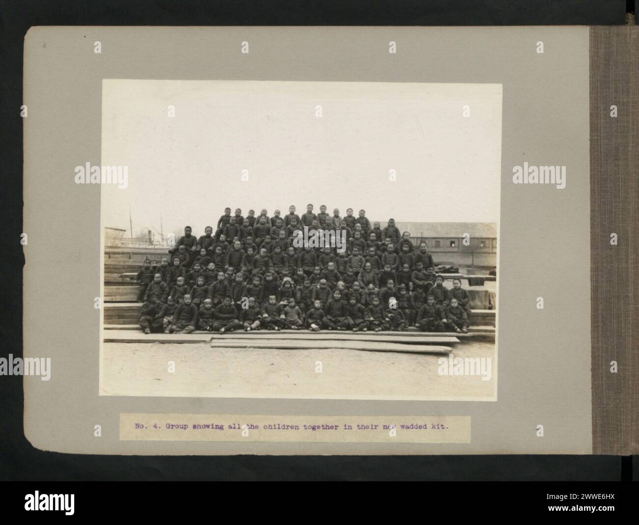 Beschreibung: Gruppe zeigt alle Kinder zusammen in ihrem neuen wattierten Kit. Standort: China asien, malaysia, borneo, sabah, asiathroughalens Stockfoto